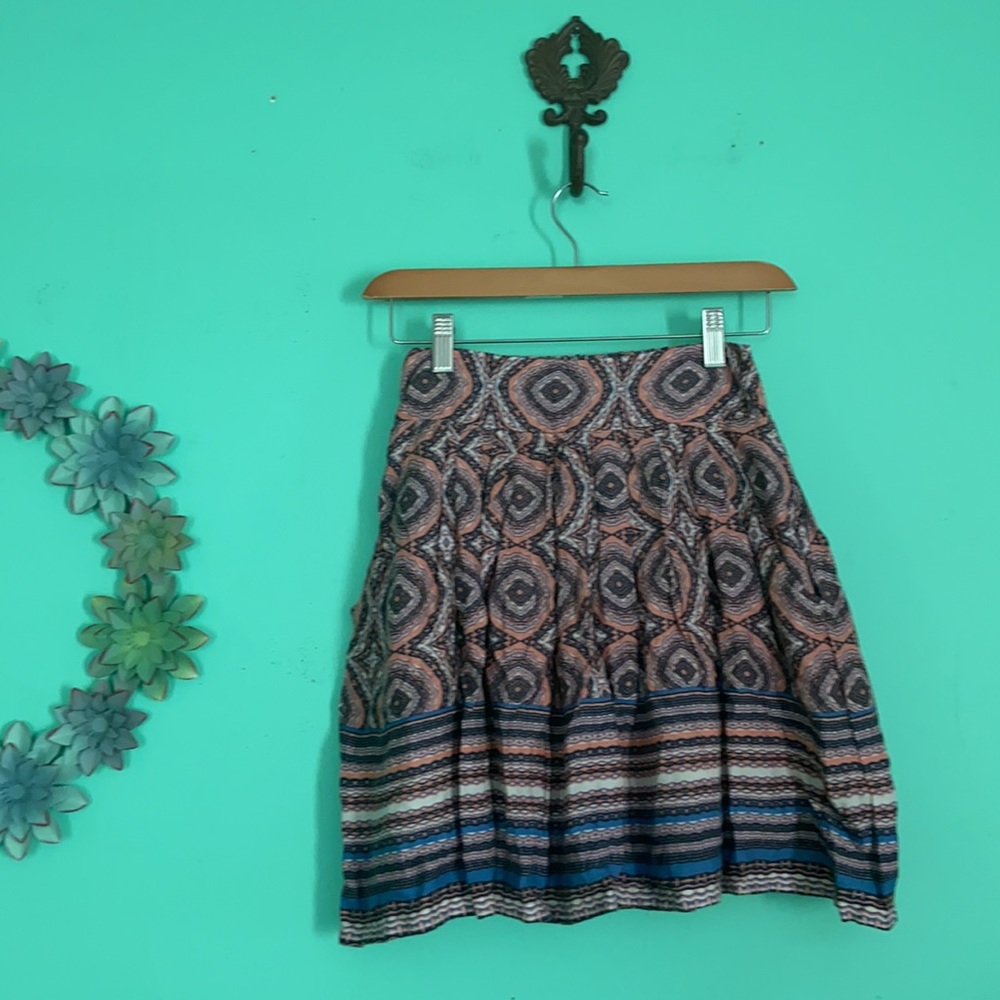 Elastic waist midi skirt. Lined with pockets.